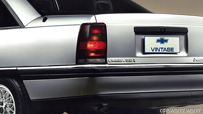 GM ha restaurato questa berlina Chevy dimenticata degli anni '90 e l'ha venduta per 80.000 $ | Carscoops